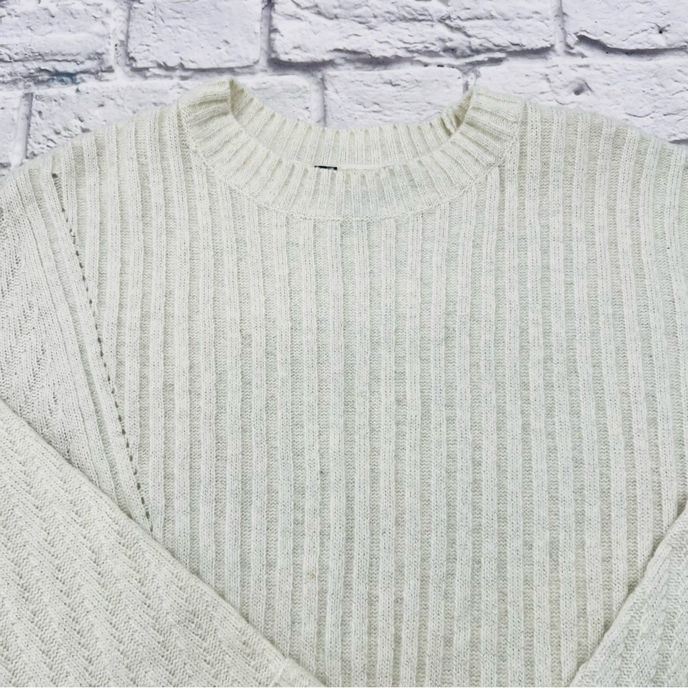 Simply Vera Vera Wang Light Cream Sweater Size Medium Ribbed Asymetrical Hem - Picture 2 of 9